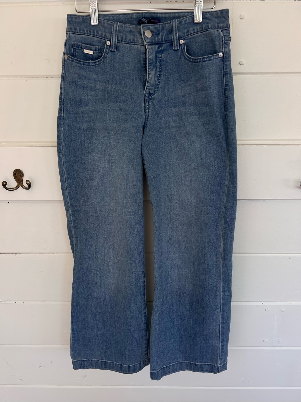 Isaac Mizrahi Light Wash Denim. Cotton blend. Size 0. Fits sm. See measurements